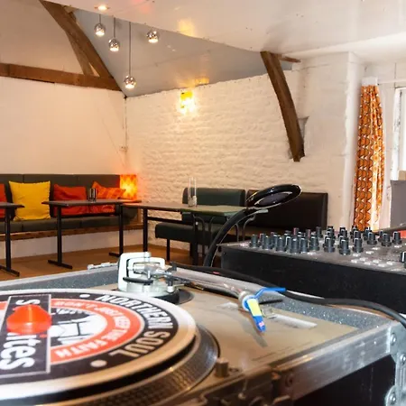 House - Sleeps 6 - Parking - Garden