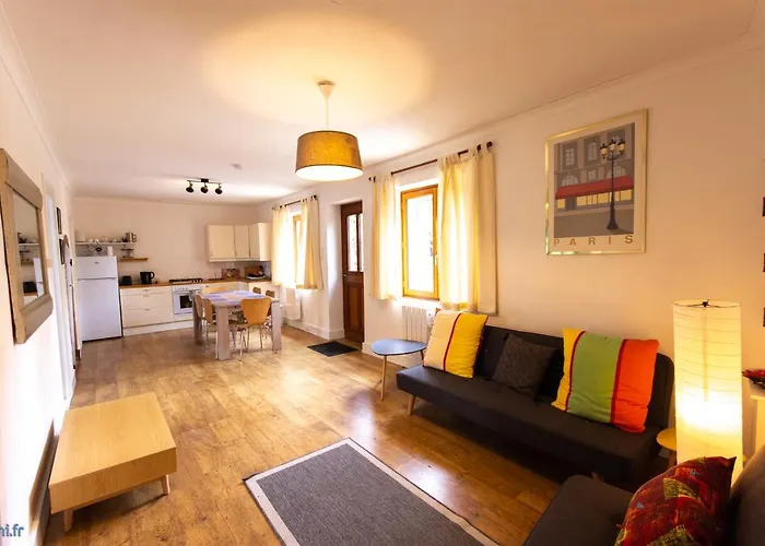 House - Sleeps 6 - Parking - Garden Lägenhet *