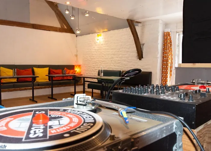 House - Sleeps 6 - Parking - Garden